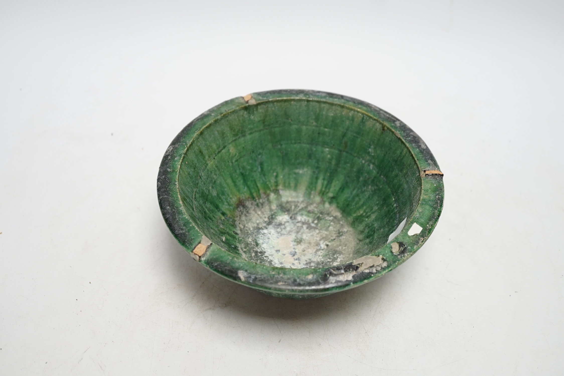 A Chinese green glazed bowl, Yuan-Ming dynasty, 19cm diameter